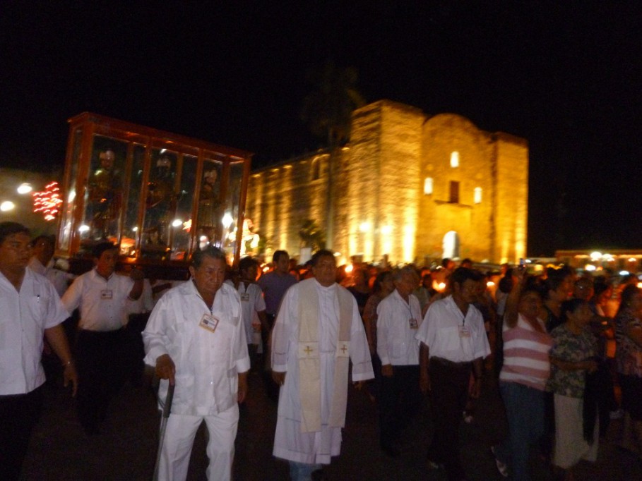 TIZIMÍN: Culminan las actividades religiosas de la Expo-Feria 2013 con la subida de las imágenes de los tres reyes.\r\n
