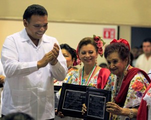 Entregan medalla de honor “Héctor Victoria Aguilar” a las “Maya Internacional”.
