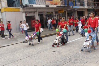Colorido desfile de los niños con capacidades diferentes