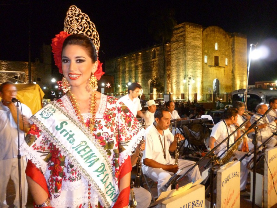 TIZIMÍN: Coronan a Mónica Novelo López reina de la Feria 2013.