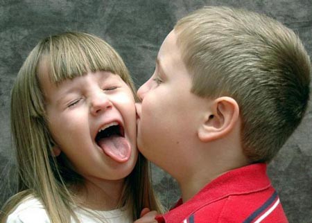 Lo que circula por las redes sociales: un niño de 6 años lo suspenden de su escuela por besar a su compañera de clase