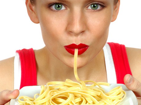 Comer a deshoras afecta nuestro reloj metabólico.