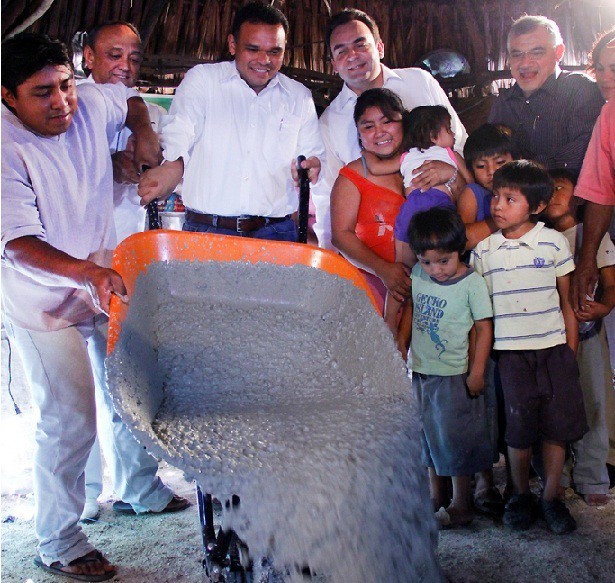 Gobernador pone pisos de cementos a familias del oriente yucateco‏