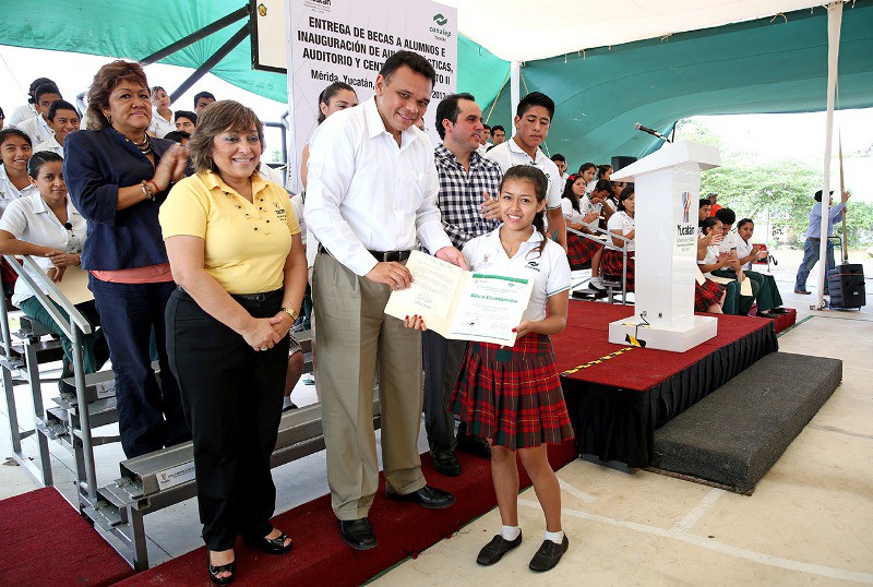 El Gobernador Rolando Zapata Bello entrega becas a 267 estudiantes del CONALEP