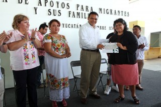 Entrega Zapata Bello recursos en apoyo a micro negocios y viviendas de migrantes yucatecos