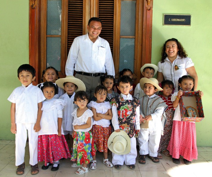 Niños cantaron la rama en el palacio de gobierno.