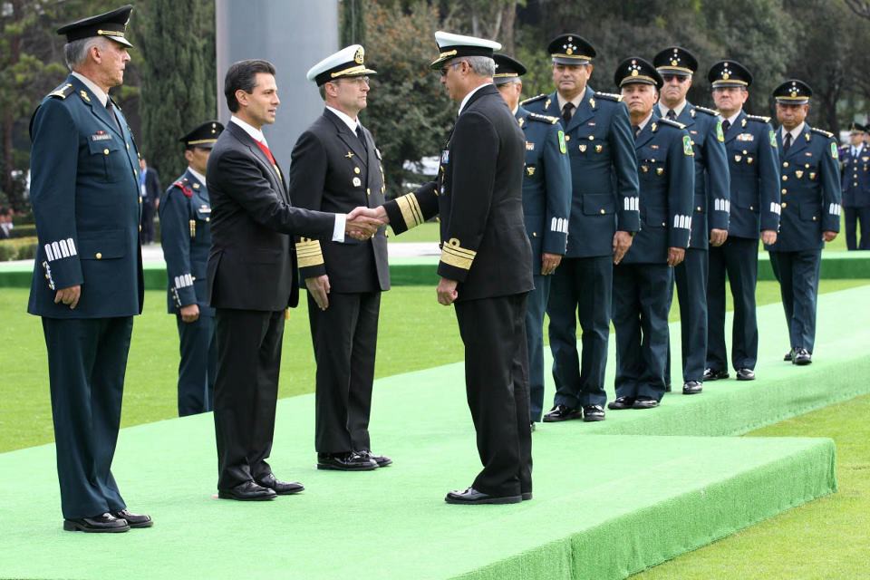 Convoca Peña Nieto a las fuerzas armadas a fortalecer la unidad y garantizar la seguridad interior del país.