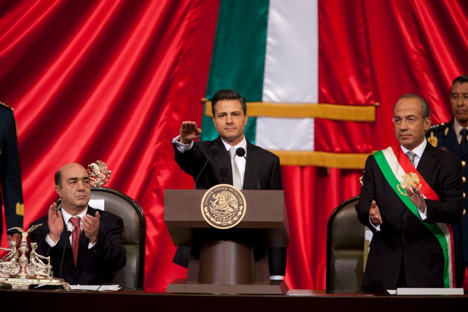 Ante los legisladores, Enrique Peña Nieto Rinde protesta como presidente de la república.