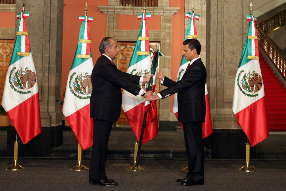 Calderón hace entrega de la bandera nacional a Enrique Peña Nieto.