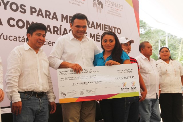 Entrega Rolando Zapata apoyos para mejoramiento de vivienda