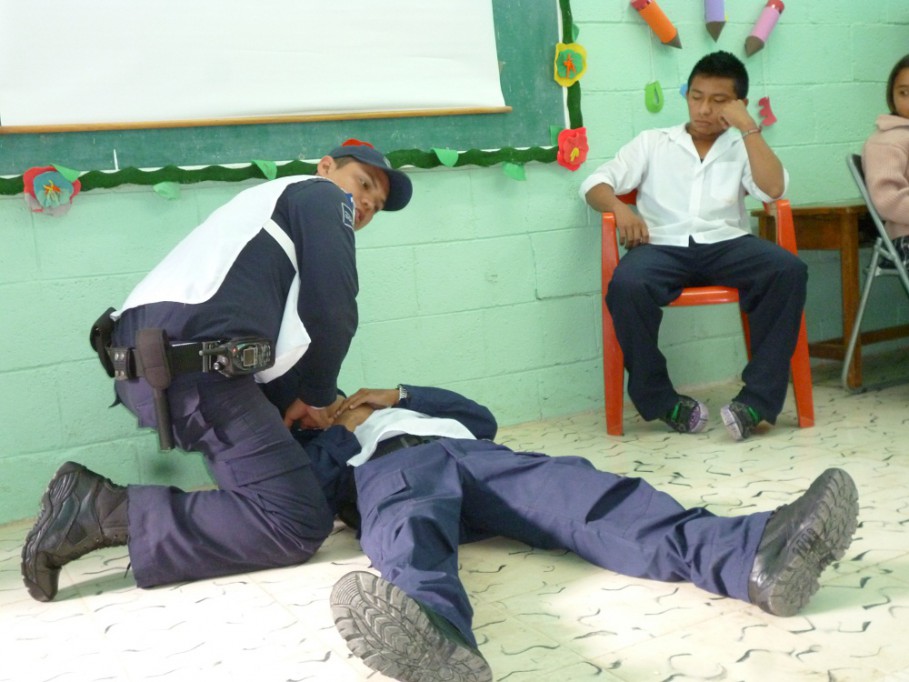 Tizimín: Paramédicos capacitan a maestros y alumnos en primeros auxilios.\r\n