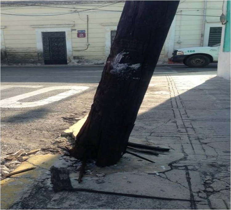 Poste peligroso en el Centro de Mérida