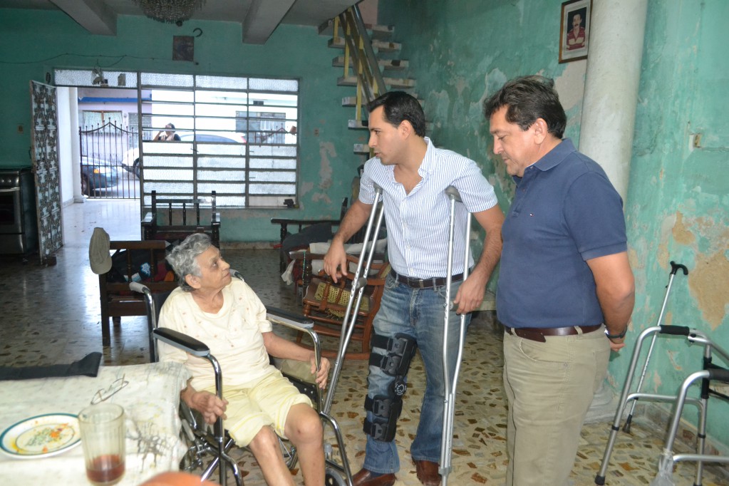 Mauricio Vila entrega silla de ruedas en la ermita