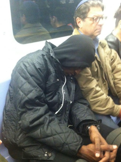 La foto de dos hombres en el metro de Nueva York conmueve en las redes sociales\r\n 