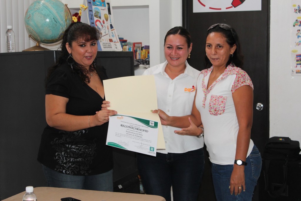 DIF Yucatán reconoce el compromiso de los empleados del CAIMEDE