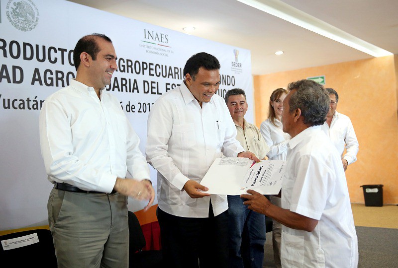 Entregan apoyos por más de 3.5 mdp a productores yucatecos