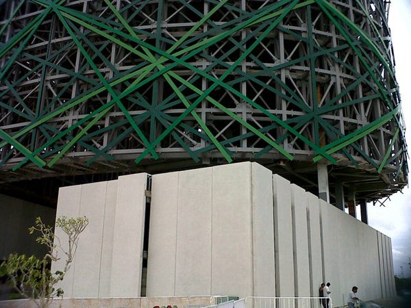 Refuerzan la ceiba metálica del Museo Maya