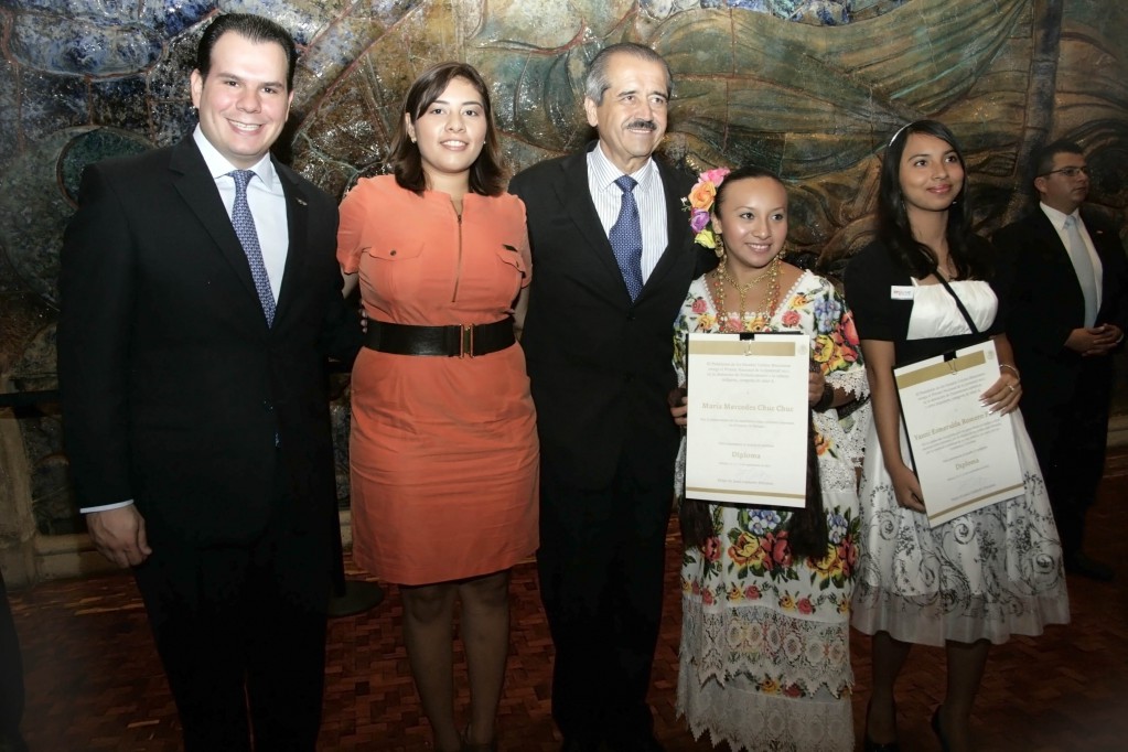 Jóvenes yucatecas galardonadas con Premio Nacional