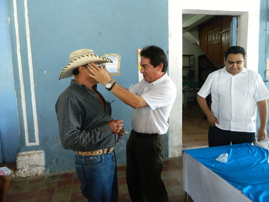 Extiende el Senador Ávila Ruiz el Programa de salud visual al municipio de Calotmul