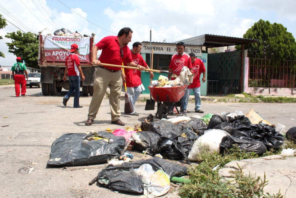 Diputados priistas recogieron basura en Mérida