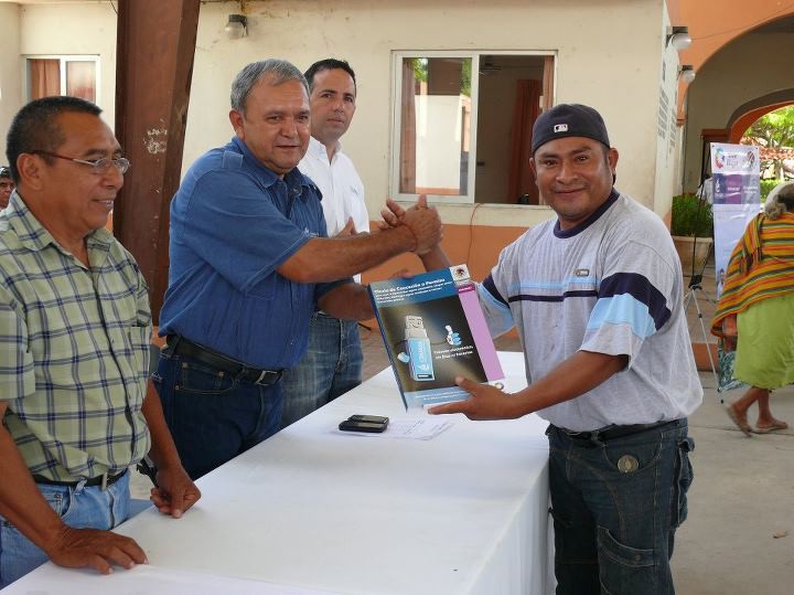 Productores yucatecos reciben sus títulos de concesión para el aprovechamiento de aguas nacionales.