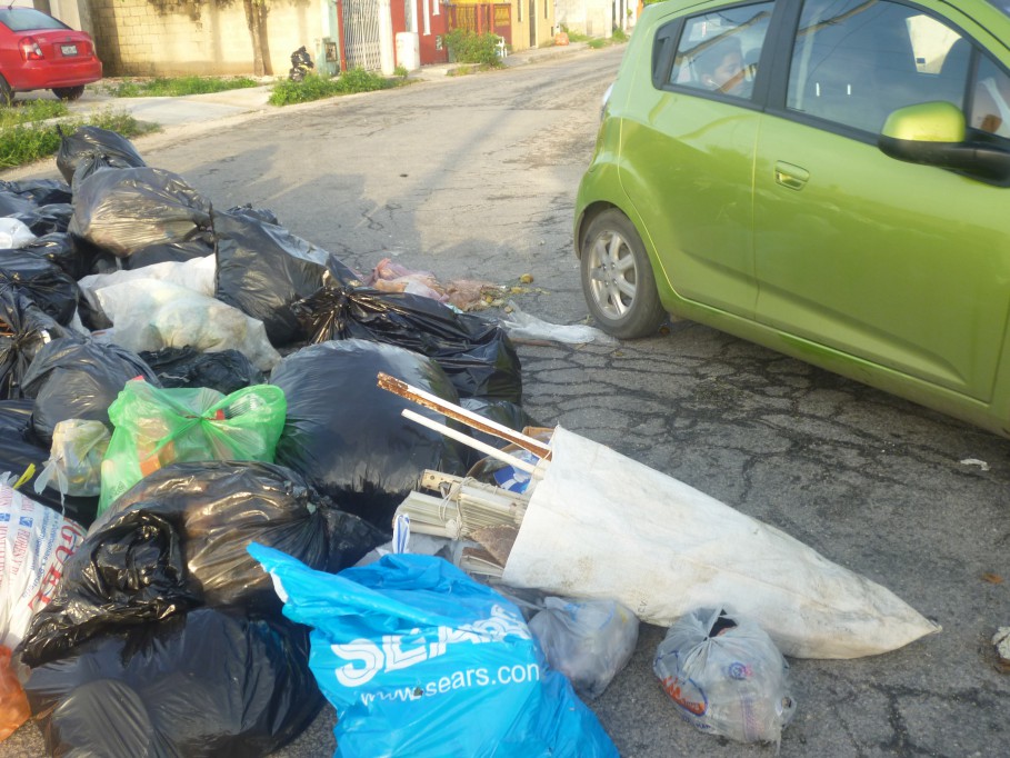 Personas se quejan ante la falta de recoja de basura.