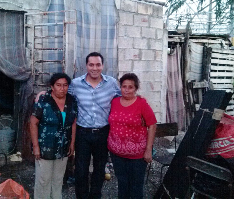 Mauricio Vila entrega apoyo a familia en situación vulnerable