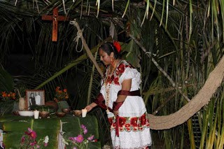 La muestra de altares de Hanal Pixán llora con una serafina de Temax
